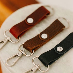 Leder Schlüsselanhänger Halter Design Metallclip Drehbefestigung Gürtelhaken Verschluss Stil Minimalist Organizer Geschenkidee für Männer Jeden Tag tragen Artikel