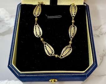 Gold Toned Vintage TRIFARI Leaf Bracelet Dainty Chain Estate Jewelry 7”