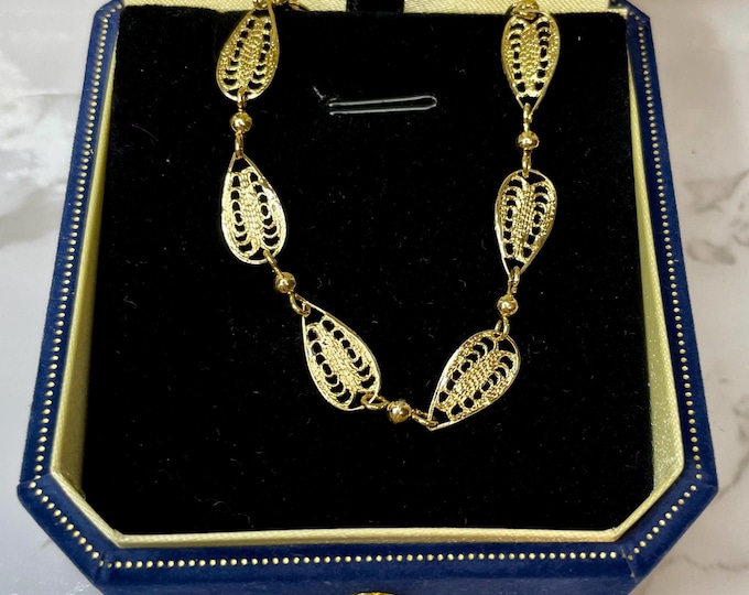 Gold Toned Vintage TRIFARI Leaf Bracelet Dainty Chain Estate Jewelry 7”