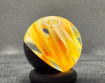 Handgemachte Glasmurmel mit Silberdunst-Spirale – berauschende Kunst aus Glas