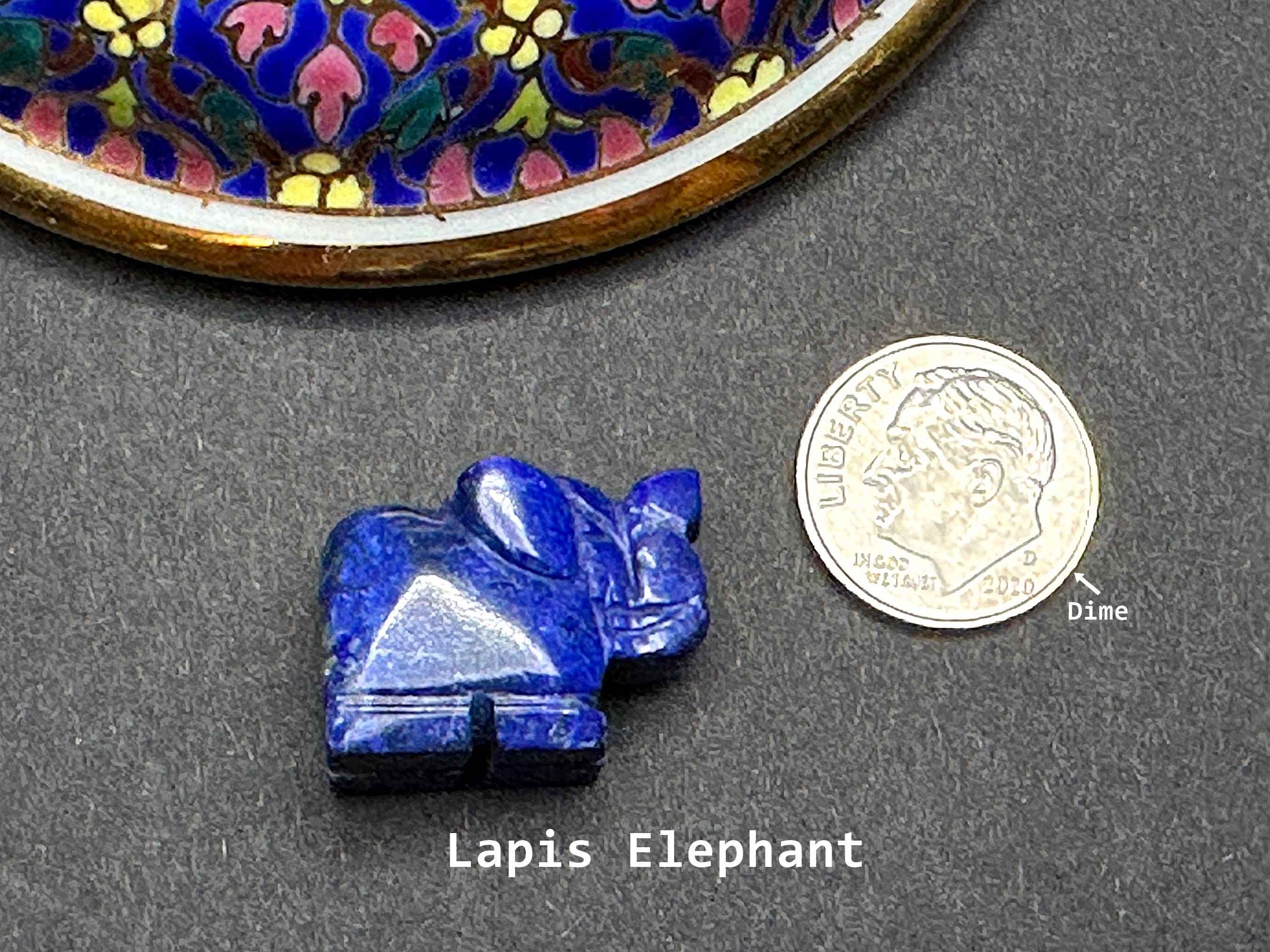 手彫りのラピスラズリ象 / 前から後ろまで穴が開けられたラピスラズリ
