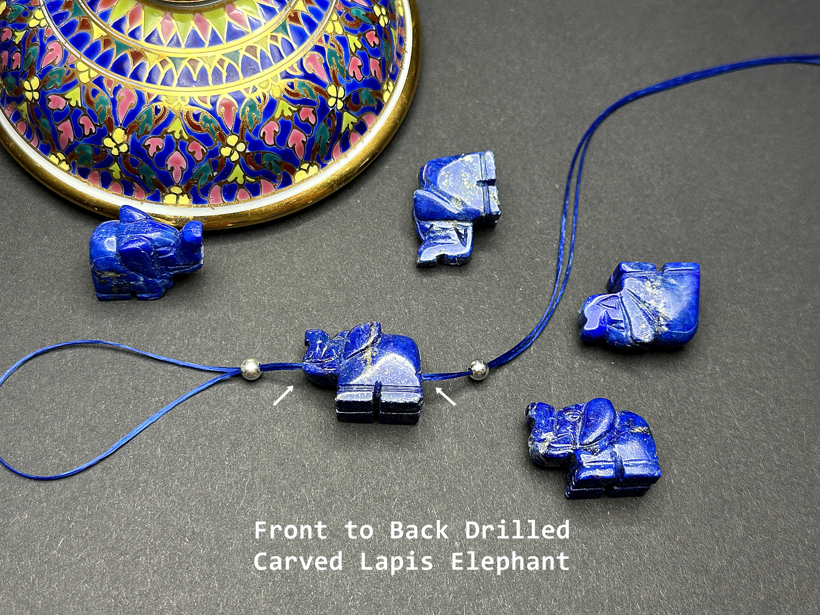手彫りのラピスラズリ象 / 前から後ろまで穴が開けられたラピスラズリ