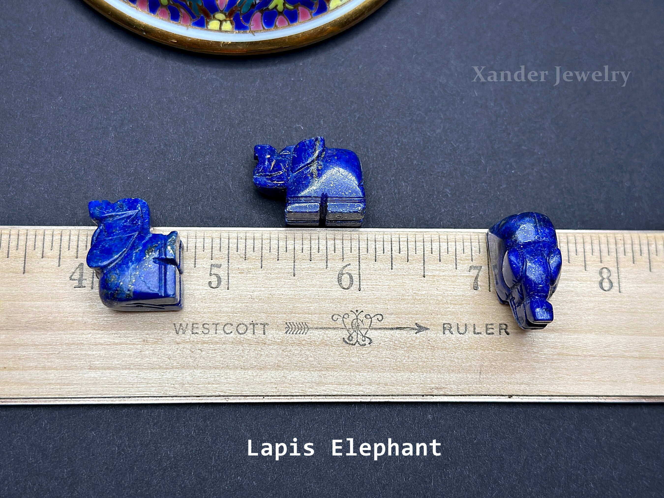 手彫りのラピスラズリ象 / 前から後ろまで穴が開けられたラピスラズリ