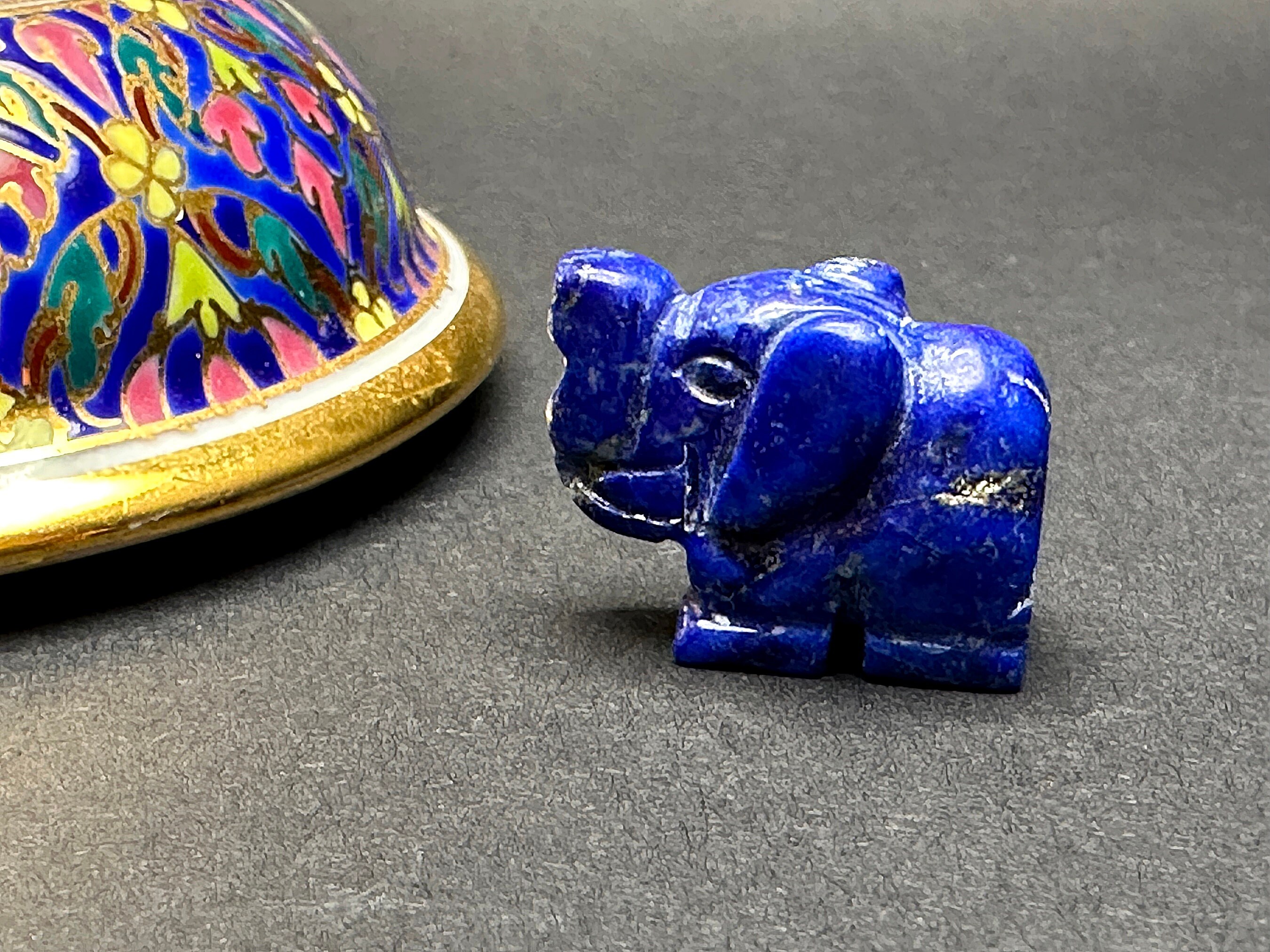 手彫りのラピスラズリ象 / 前から後ろまで穴が開けられたラピスラズリ