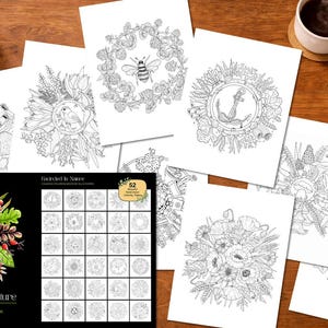 K&ouml;nnte beinhalten: Eine Sammlung von Malbuchseiten mit Illustrationen zum Thema Natur, darunter Bienen, Anker und Blumenarrangements. Das Cover des Buches "Encircled in Nature" ist zu sehen, zusammen mit einer Tasse Kaffee und Stiften auf einer Holzoberfl&auml;che.