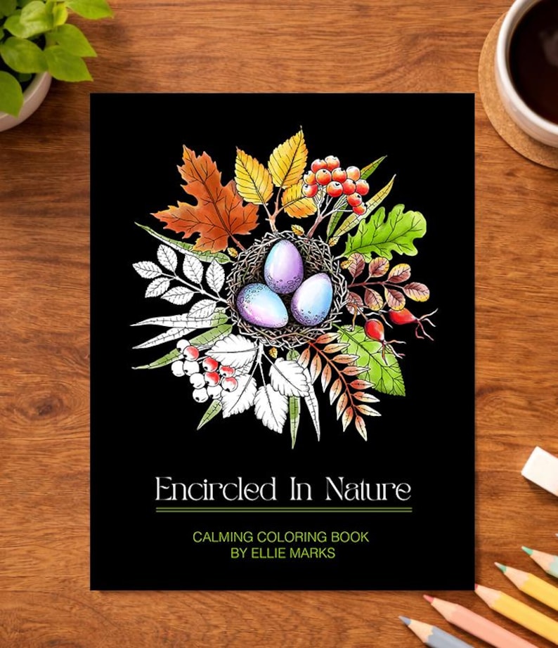 K&ouml;nnte beinhalten: Schwarzes Cover eines Malbuchs mit dem Titel "Encircled In Nature". Das Cover zeigt eine detaillierte Illustration eines Vogelnests mit drei gesprenkelten Eiern, umgeben von bunten Bl&auml;ttern und Beeren. Das Buch ist von Ellie Marks.