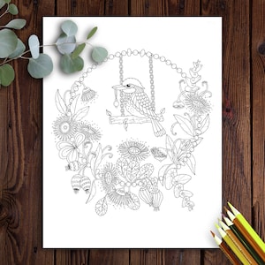 Puede incluir: Un dibujo en blanco y negro de un pájaro en un columpio rodeado de flores y hojas. El pájaro es un kookaburra, una especie de martín pescador originario de Australia.