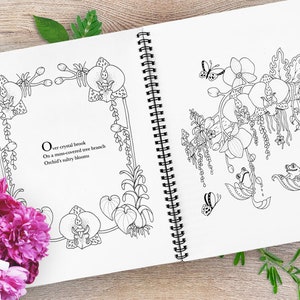 Peut inclure: Carnet de croquis ouvert avec des illustrations florales en noir et blanc, dont des orchid&eacute;es, des papillons et des grenouilles. Le texte dit : "Over crystal brook, On a moss-covered tree branch, Orchid's sultry blooms." Une tasse de caf&eacute; et des fleurs roses sont au premier plan.