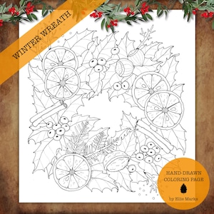 Op de afbeelding: Een zwart-witte printbare kleurplaat van een winterkrans met sinaasappels, kaneelstokjes, hulst, bessen en noten. De tekst "WINTER WREATH" staat bovenaan de pagina. De tekst "HAND-DRAWN COLORING PAGE" staat onderaan de pagina met de tekst "by Ellie Marks" eronder.