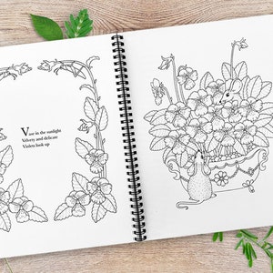 Peut inclure: Livre de coloriage &agrave; spirales ouvert sur deux pages d'illustrations florales en noir et blanc. Une page pr&eacute;sente une bordure florale avec du texte, l'autre une souris dans une baignoire fleurie. Le texte dit : &laquo; Vase au soleil, Velout&eacute; et d&eacute;licat, Les violettes regardent vers le haut. &raquo;