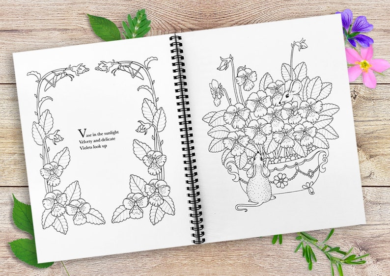 Peut inclure: Livre de coloriage &agrave; spirales ouvert sur deux pages d'illustrations florales en noir et blanc. Une page pr&eacute;sente une bordure florale avec du texte, l'autre une souris dans une baignoire fleurie. Le texte dit : &laquo; Vase au soleil, Velout&eacute; et d&eacute;licat, Les violettes regardent vers le haut. &raquo;
