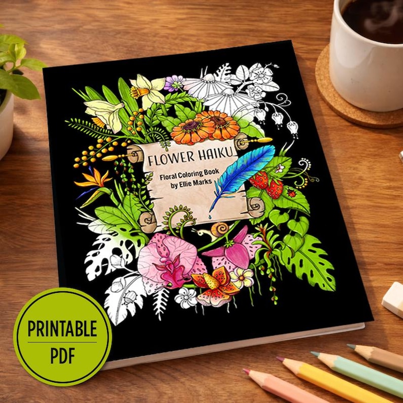 Peut inclure: Un livre de coloriage noir intitul&eacute; "Flower Haiku" avec des illustrations florales et le texte "Floral Coloring Book by Ellie Marks". Un cercle vert avec le texte "Printable PDF" est dans le coin inf&eacute;rieur gauche. Des crayons de couleur et une tasse de caf&eacute; sont en arri&egrave;re-plan.