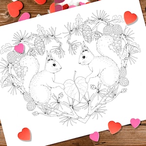 Może przedstawiać: Czarno-biały rysunek dwóch wiewiórek siedzących na gałęzi w kształcie serca. Wiewiórki patrzą na siebie, a na gałęzi znajdują się szyszki i liście.