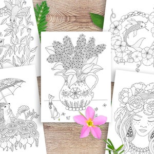 Peut inclure: Plusieurs pages &agrave; colorier en noir et blanc avec des illustrations sur le th&egrave;me de la nature. Les dessins comprennent des oiseaux, des fleurs, des carpes ko&iuml;, un h&eacute;risson avec un parapluie et une femme avec une couronne florale. Les pages sont dispos&eacute;es sur une surface en bois.