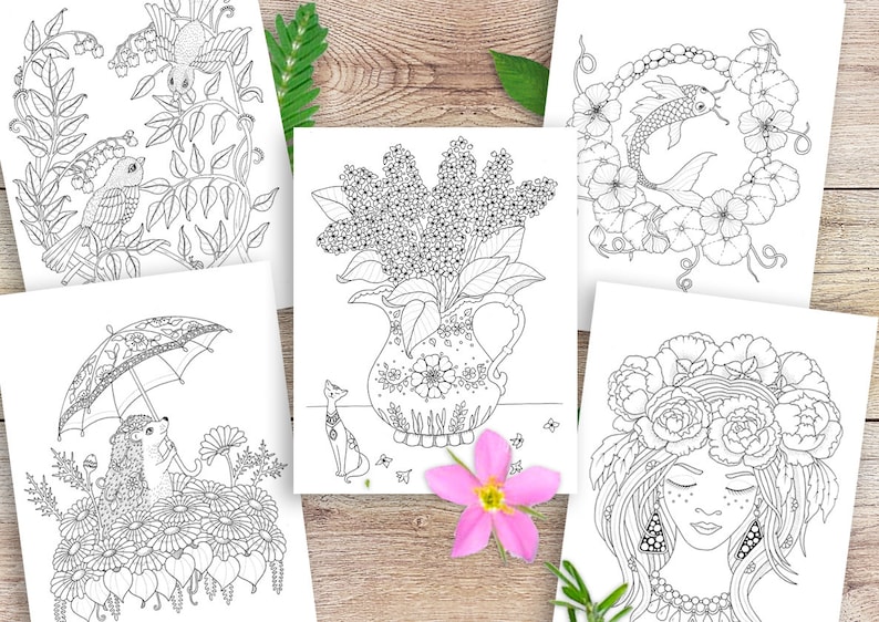 Peut inclure: Plusieurs pages &agrave; colorier en noir et blanc avec des illustrations sur le th&egrave;me de la nature. Les dessins comprennent des oiseaux, des fleurs, des carpes ko&iuml;, un h&eacute;risson avec un parapluie et une femme avec une couronne florale. Les pages sont dispos&eacute;es sur une surface en bois.