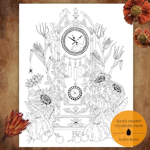 Op de afbeelding: Zwart-wit handgetekende kleurplaat met een staande klok, omringd door zonnebloemen, pompoenen, maïskolven en appels. Een spin en een muis zijn ook aanwezig. De wijzerplaat van de klok heeft een muis als wijzer. De tekst "Handgetekende kleurplaat" is zichtbaar.
