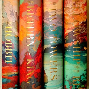 Puede incluir: Cuatro libros de tapa dura con cubiertas abstractas coloridas. Los títulos son "El Hobbit", "El retorno del rey", "Las dos torres" y "La comunidad del anillo".