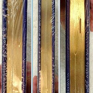 K&ouml;nnte beinhalten: Ein Buch mit goldfarbenem Buchschnitt, verpackt in durchsichtiger Folie. Der Einband ist dunkelblau. Die Seiten sind hellbeige. Das Buch ist in Plastikfolie versiegelt.
