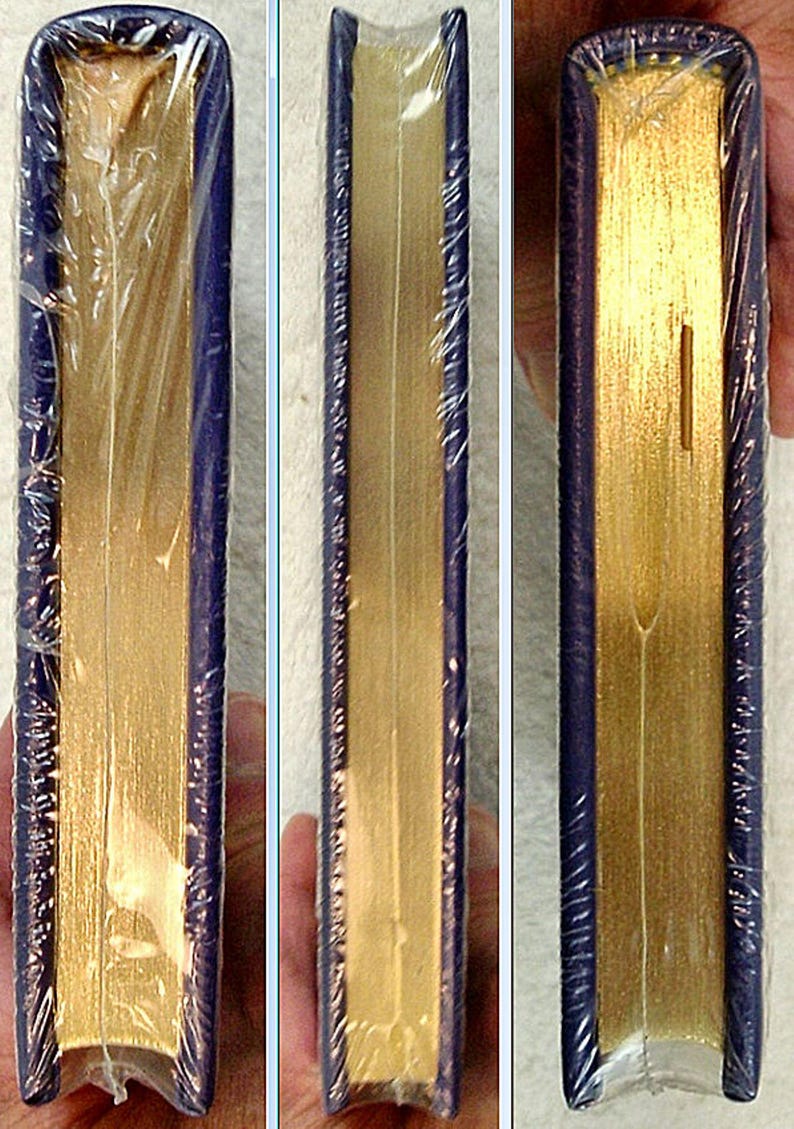K&ouml;nnte beinhalten: Ein Buch mit goldfarbenem Buchschnitt, verpackt in durchsichtiger Folie. Der Einband ist dunkelblau. Die Seiten sind hellbeige. Das Buch ist in Plastikfolie versiegelt.