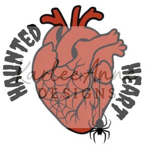 Puede incluir: Un diseño gráfico con un corazón anatómico estilizado en tonos rojos y grises, con un diseño de telaraña superpuesto. Las palabras "HAUNTED HEART" están arqueadas alrededor del corazón. Una araña negra cuelga debajo. También está presente el texto "Karlee Ann Designs".