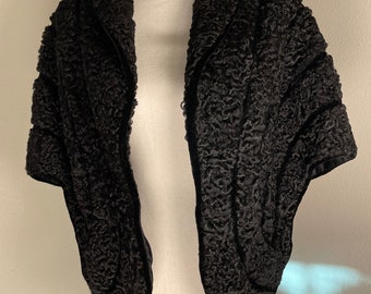 Mantellina vintage in lana riccia nera