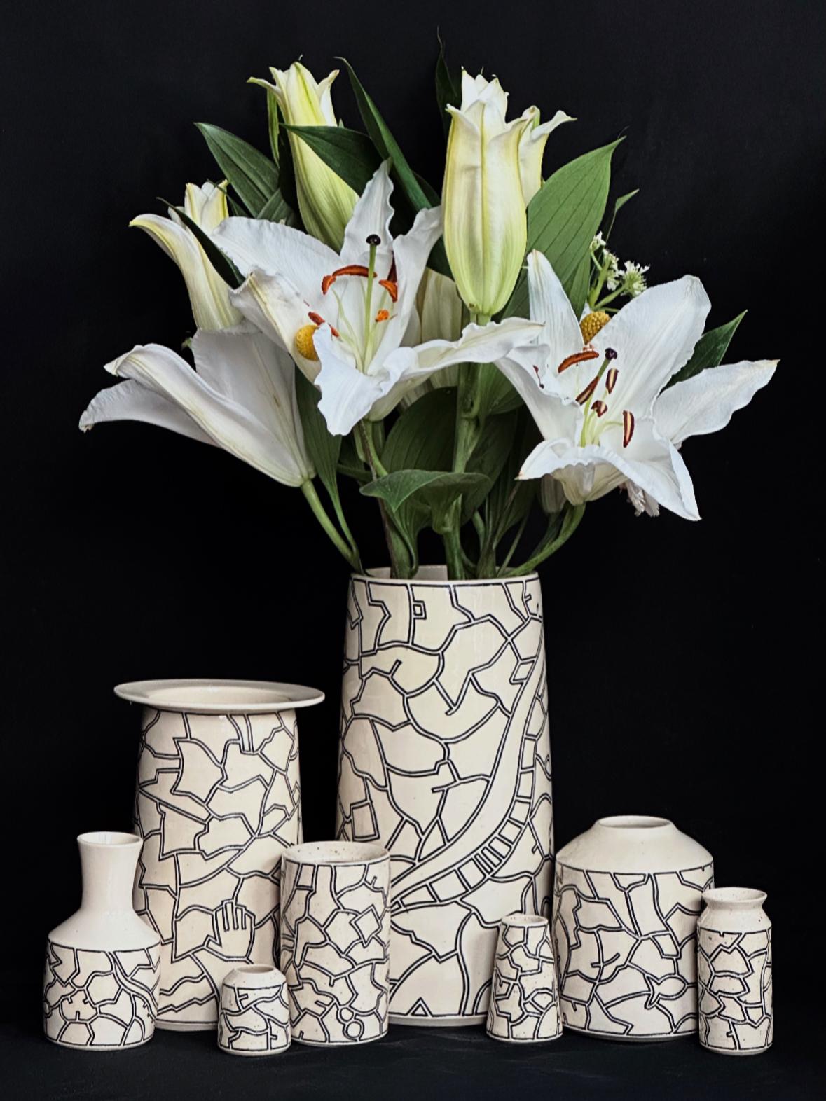 ユニークで小さなモダンな幾何学模様の陶器の花瓶。つぼみ用の花瓶