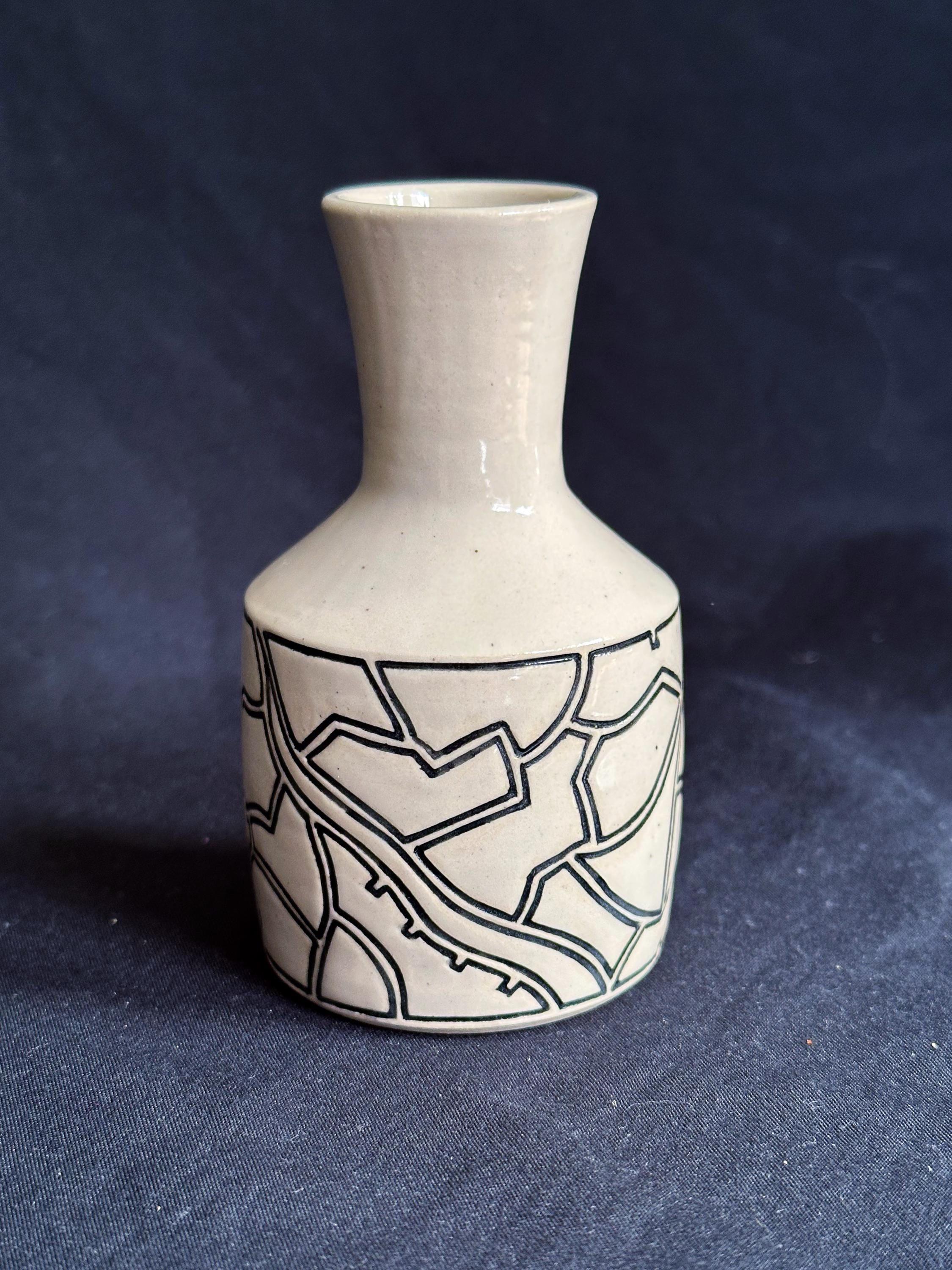 ユニークで小さなモダンな幾何学模様の陶器の花瓶。つぼみ用の花瓶