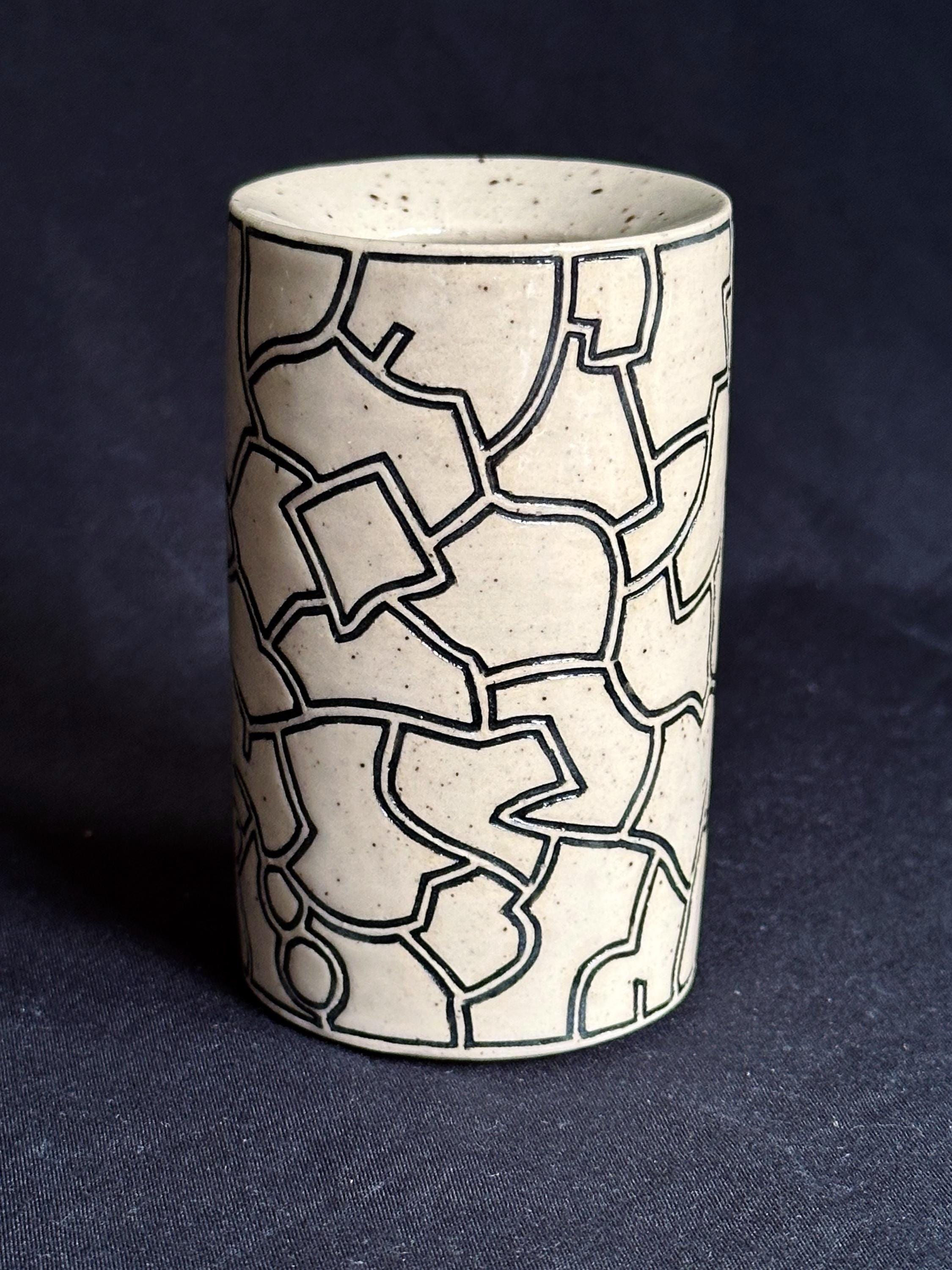 幾何学模様の現代アート陶器花瓶 ユニークで小さなモダンな幾何学模様の陶器の花瓶。つぼみ用の花瓶