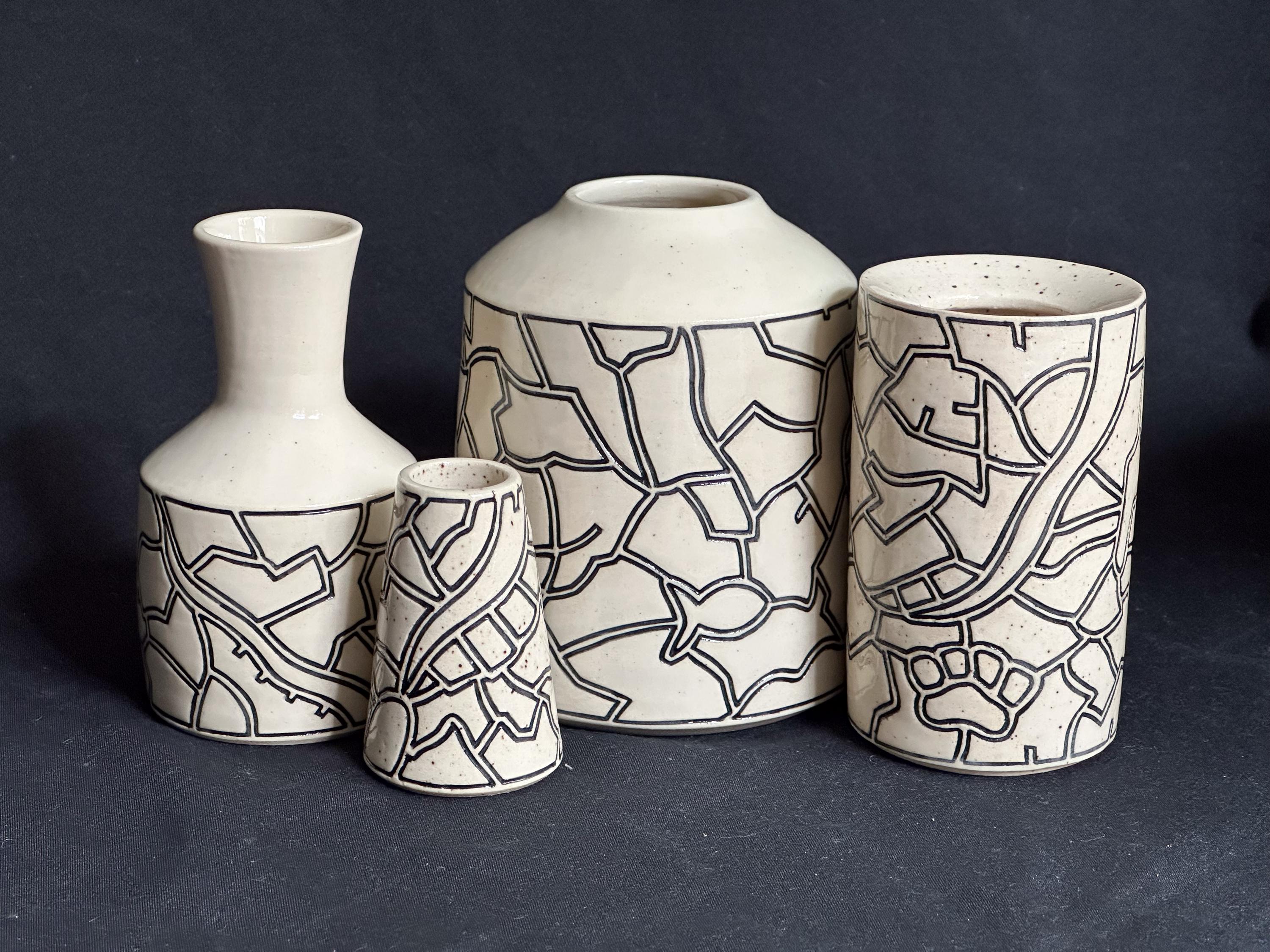 ユニークで小さなモダンな幾何学模様の陶器の花瓶。つぼみ用の花瓶