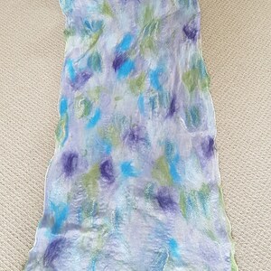 Purple nuno felted scarf imagem 2