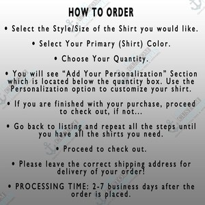 Puede incluir: Un gr&aacute;fico blanco con texto negro que detalla las instrucciones para pedir una camiseta. El texto incluye pasos para seleccionar el estilo, color, cantidad y personalizaci&oacute;n. Tambi&eacute;n menciona un tiempo de procesamiento de 2-7 d&iacute;as h&aacute;biles.