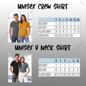 Puede incluir: Imagen que presenta camisetas unisex de cuello redondo y cuello en V. Las camisetas de cuello redondo se muestran en gris y amarillo mostaza. Las camisetas de cuello en V son negras y azules. Se incluyen tablas de tallas con medidas en cm.