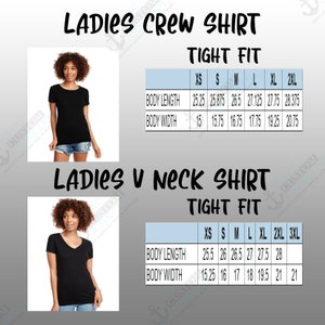 Puede incluir: Se muestran camisetas negras de cuello redondo y cuello en V para mujer con tablas de tallas. Las camisetas est&aacute;n etiquetadas como "LADIES CREW SHIRT" y "LADIES V NECK SHIRT", con tallas de XS a 3XL. Las camisetas son mostradas por modelos.