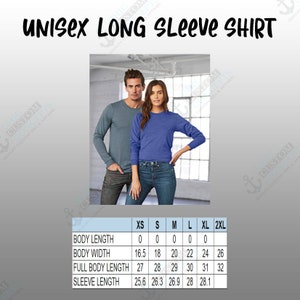 Puede incluir: Camisetas unisex de manga larga en azul y gris modeladas por un hombre y una mujer. La imagen incluye una tabla de tallas con medidas de largo de cuerpo, ancho, largo total del cuerpo y largo de manga en cm. El texto "UNISEX LONG SLEEVE SHIRT" est&aacute; en la parte superior.