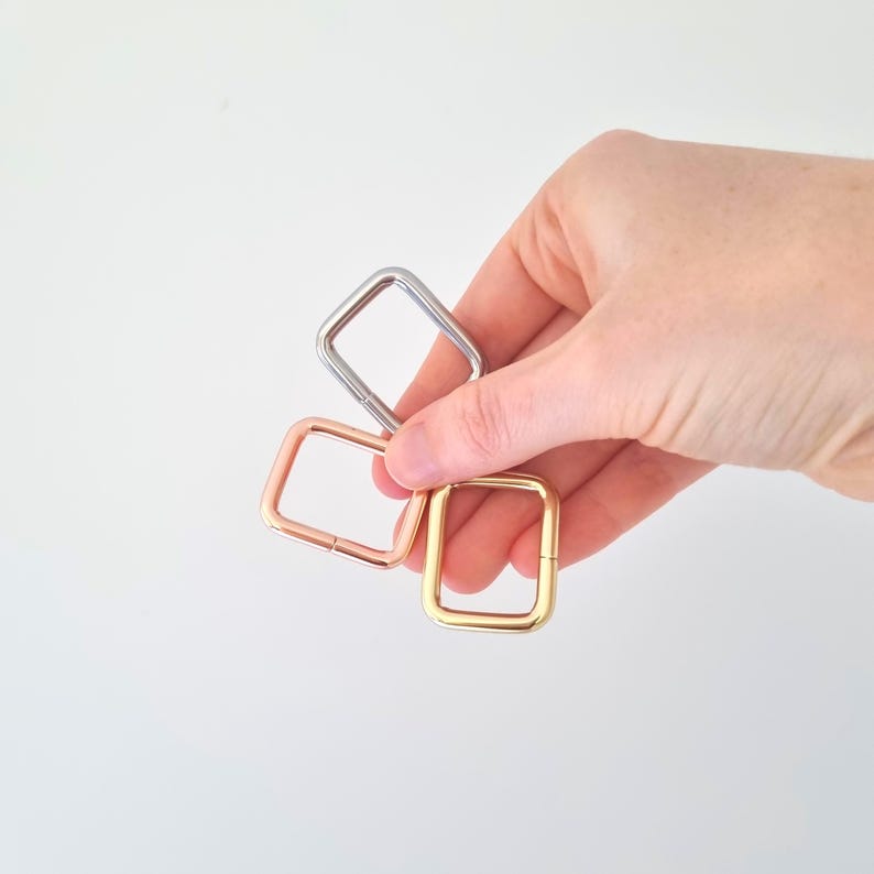 Peut inclure: Ensemble de trois tasses en c&eacute;ramique avec une finition mate et mouchet&eacute;e. Les tasses sont de couleur cr&egrave;me, gris clair et gris fonc&eacute;. Chaque tasse a un design simple et minimaliste, parfait pour le caf&eacute; ou le th&eacute;.