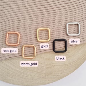 Peut inclure: Ensemble de trois mugs en c&eacute;ramique avec une finition mate et mouchet&eacute;e. Les tasses sont de couleur cr&egrave;me, gris clair et gris fonc&eacute;. Chaque mug a un design simple et minimaliste.