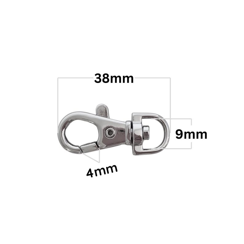 Puede incluir: Un cierre giratorio plateado con una puerta con resorte. El cierre mide 38 mm de largo, 9 mm de ancho y la abertura de la puerta es de 4 mm. Com&uacute;nmente utilizado en artesan&iacute;a y joyer&iacute;a.