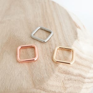 Peut inclure: Ensemble de trois tasses en c&eacute;ramique avec une finition mate et mouchet&eacute;e. Chaque tasse est de couleur diff&eacute;rente : bleu clair, cr&egrave;me et grise. Les tasses ont un design simple et moderne avec une anse confortable.