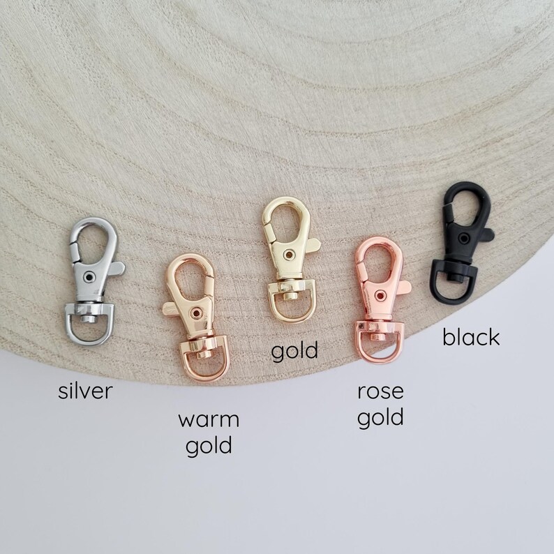 Puede incluir: Una taza de cer&aacute;mica blanca con un asa negra y el texto "But First, Coffee" en negrita negra. La taza est&aacute; llena de un l&iacute;quido oscuro, probablemente caf&eacute;, y se encuentra sobre una superficie clara.