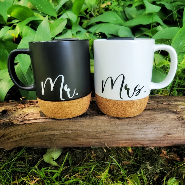 Mr and Mrs Mug Set, Black and White Mug Set with Lid, Wedding Gift, Bridal Shower Gift, Couples Gift, Cork Bottom Ceramic Mug with Lid