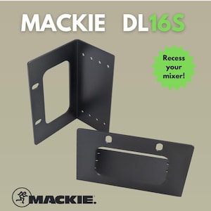 Puede incluir: Soportes metálicos negros para una mesa de mezclas Mackie DL16S. Los soportes tienen recortes rectangulares y orificios de montaje. El texto "MACKIE DL16S" está en la parte superior, y "Recess your mixer!" está en una estrella verde. El logotipo y el nombre de Mackie están en la parte inferior.