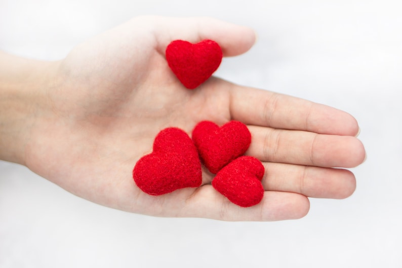 Heart pin cushion ring Valentine/'s Day Heart Brooch Felt Heart Jewelry Sewing needle ring Valentines felted gift
