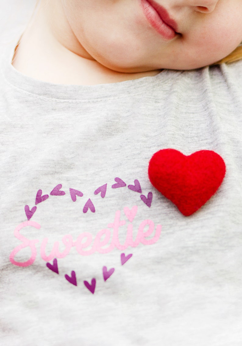 Heart pin cushion ring Valentine/'s Day Heart Brooch Felt Heart Jewelry Sewing needle ring Valentines felted gift
