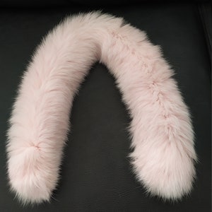 Cappuccio in vera volpe, collo in pelliccia, cappuccio in pelliccia di volpe di colore rosa, sciarpa in pelliccia.