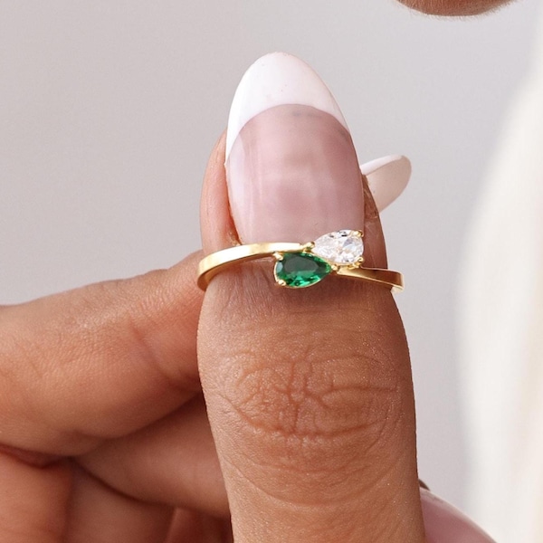 Anillo minimalista con piedra de nacimiento grabada / Joyería familiar con piedras preciosas en forma de lágrima personalizada / Anillo de banda personalizado con cristales de infinito