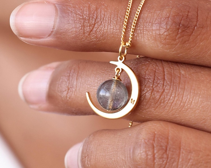 Collier croissant de lune gravé par Lynn Minimalist | Bijoux en pierre de lune personnalisés pour elle | Cadeau Fête des Mères | Breloque personnalisée en pierre précieuse