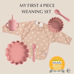 Puede incluir: Un juego de destete de silicona rosa de 4 piezas para bebés de 6 meses en adelante. El juego incluye un babero con mangas largas y un patrón de corazones, un tazón, un plato y una cuchara. El juego está hecho por una marca que ganó un premio de plata en los Made for Mums Awards 2024.