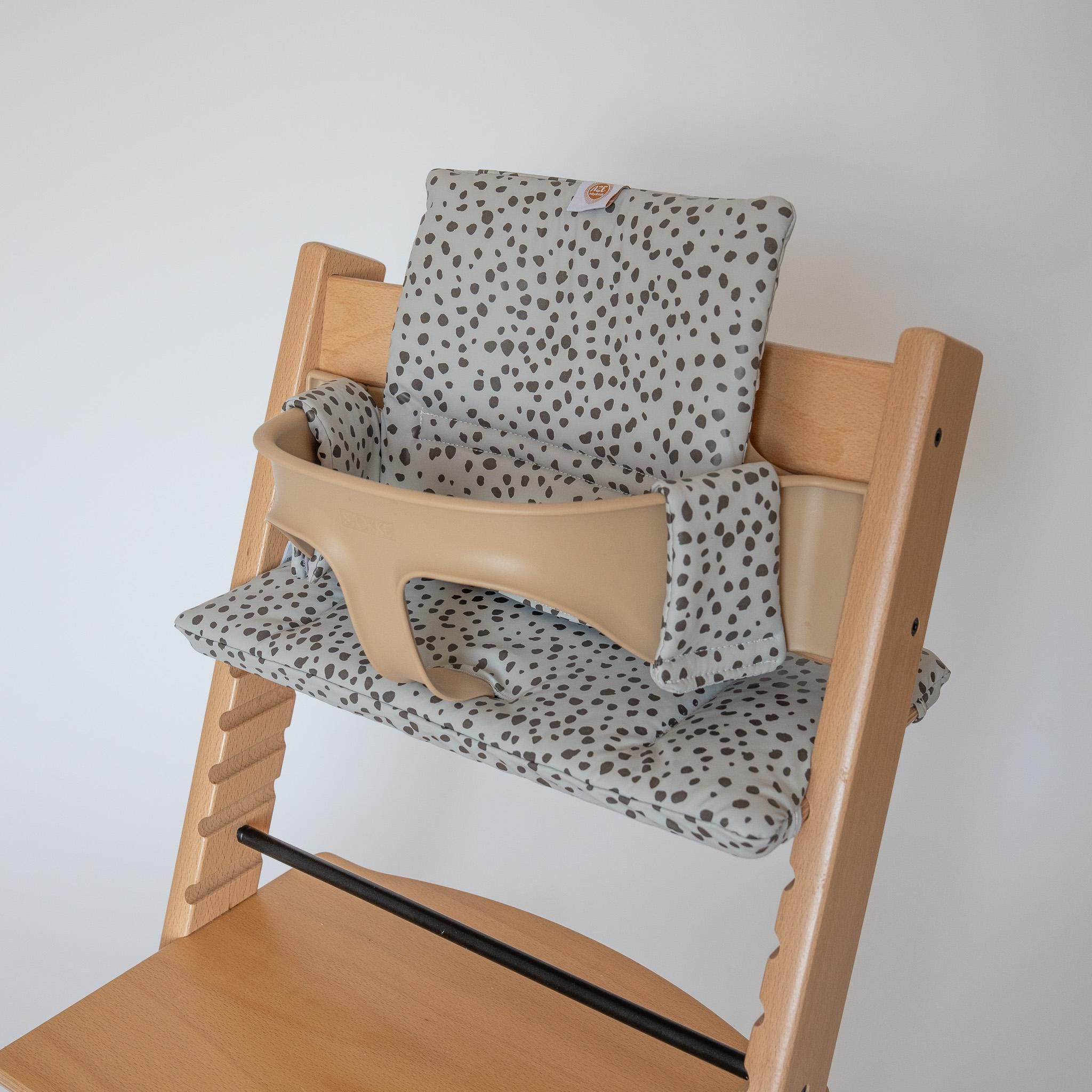 STOKKE ハイチェア 黒 背もたれと座椅子のストライプクッション付き STOKKE ハイチェア 黒 背もたれと座椅子のストライプクッション付き