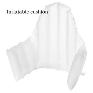 Puede incluir: Un coj&iacute;n inflable blanco con el texto "Inflatable cushion" impreso en la parte superior. El coj&iacute;n est&aacute; dise&ntilde;ado con c&aacute;maras de aire verticales, un respaldo curvo y un soporte lateral separado.