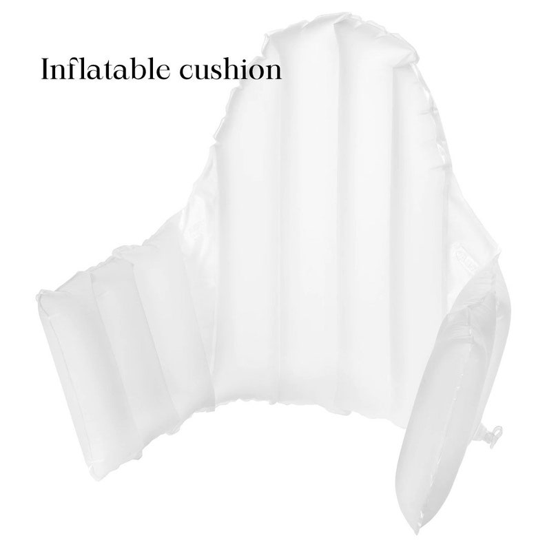 Puede incluir: Un coj&iacute;n inflable blanco con el texto "Inflatable cushion" impreso en la parte superior. El coj&iacute;n est&aacute; dise&ntilde;ado con c&aacute;maras de aire verticales, un respaldo curvo y un soporte lateral separado.